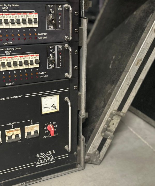 Preparando el nuevo set de josep.show: los antiguos dimmers Avolites FD 10-20-T y FD 10-10-T