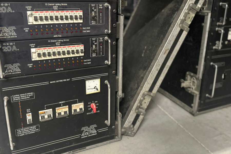 Preparando el nuevo set de josep.show: los antiguos dimmers Avolites FD 10-20-T y FD 10-10-T