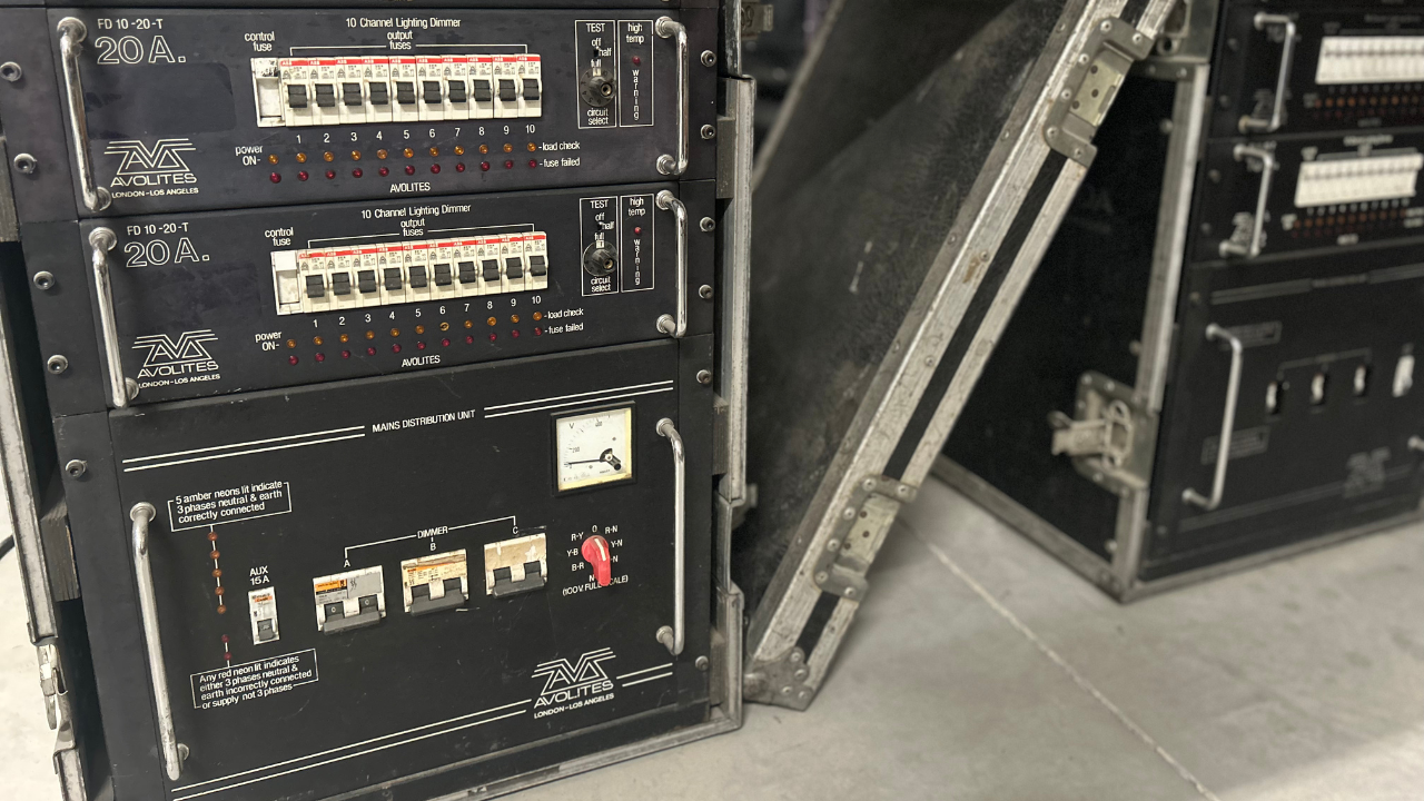 Preparando el nuevo set de josep.show: los antiguos dimmers Avolites FD 10-20-T y FD 10-10-T